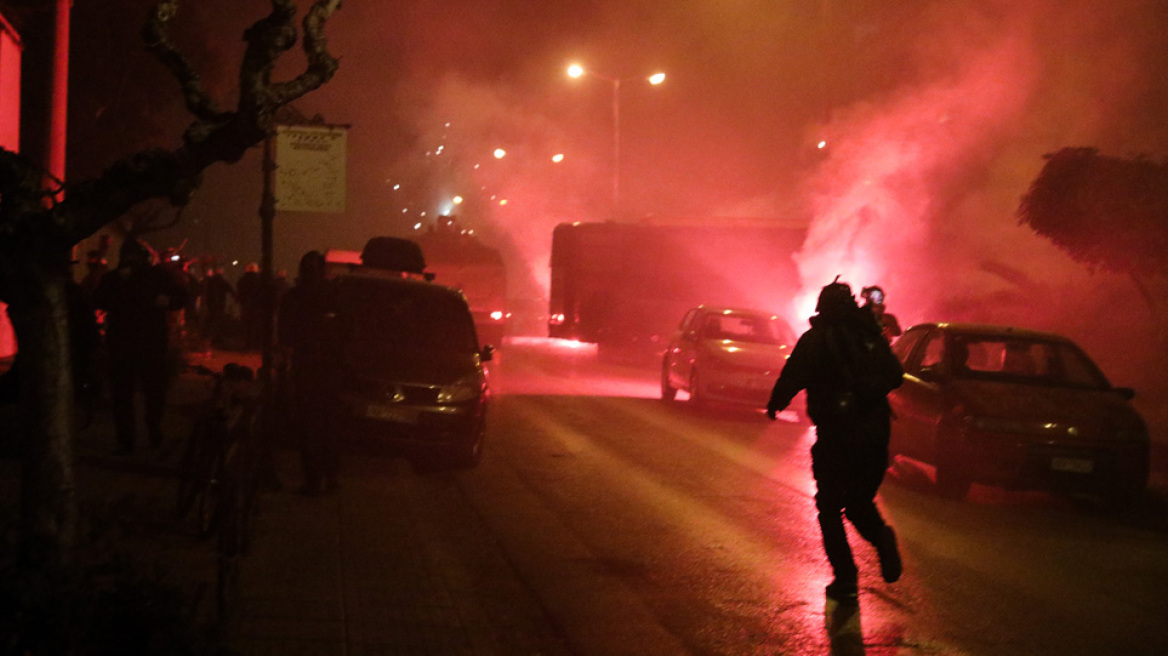 Νέα Σμύρνη: Βίντεο και φωτογραφίες από τα άγρια επεισόδια