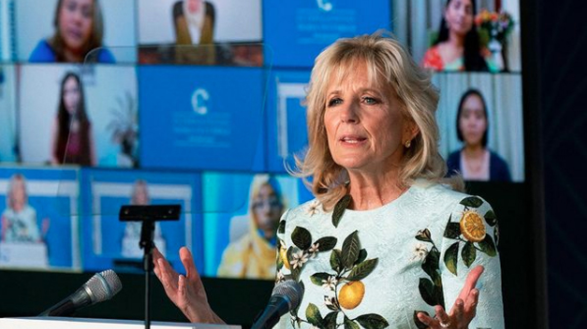 H Jill Biden δείχνει την αλληλεγγύη της στην Meghan Markle με ένα φόρεμα των €2.581 ευρώ