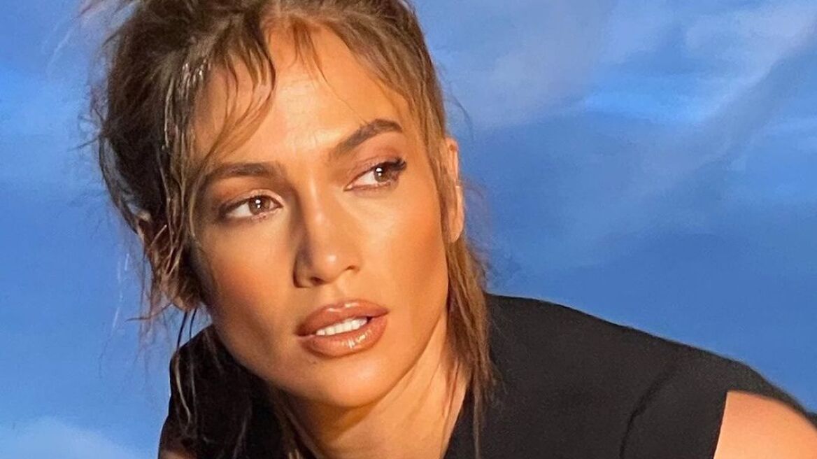 Η Jennifer Lopez φοράει την πιο σέξι εκδοχή του μικρού, μαύρου φορέματος