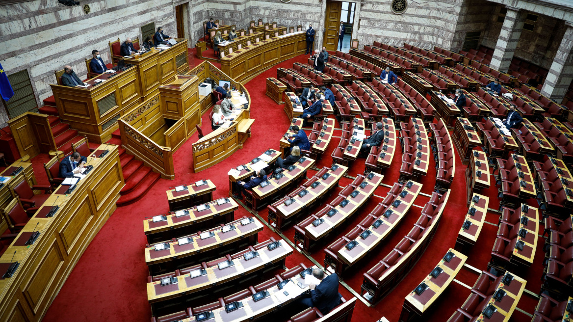 Σύγκρουση στη Βουλή: «Δεν υπάρχει καλή και κακή βία», λέει η ΝΔ - «Η βία παράγει βία», λέει ο ΣΥΡΙΖΑ 