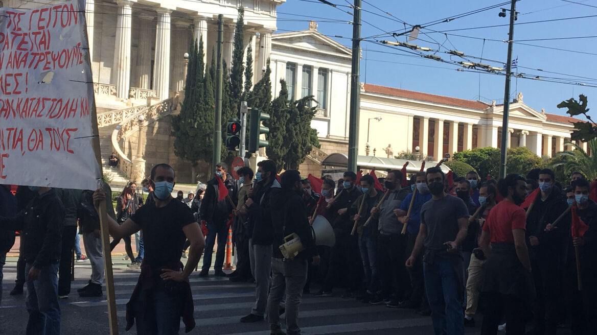 Πανεκπαιδευτικό συλλαλητήριο στα Προπύλαια - Ανοίγουν σταδιακά οι δρόμοι 