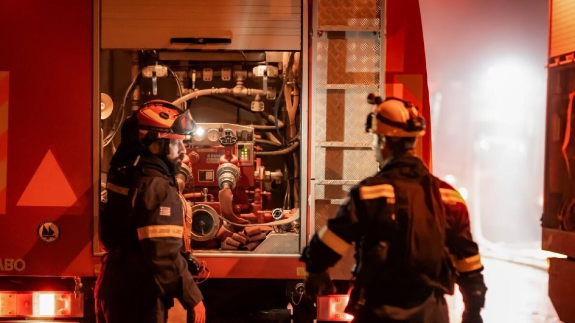 Θεσσαλονίκη: Ζημιές σε δύο αυτοκίνητα ύστερα από φωτιά