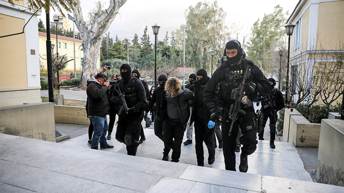 Νέα Σμύρνη: Κακουργηματική δίωξη στους δύο συλληφθέντες για την επίθεση στον αστυνομικό