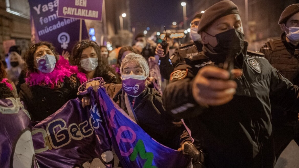 Τουρκία: Οι γυναίκες διαδηλώνουν και φωνάζουν «Δεν φοβόμαστε»