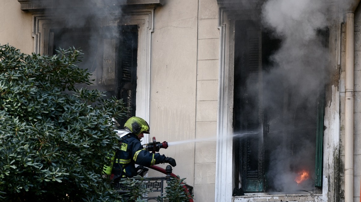 Φωτιά σε αποθήκη στο κέντρο της Αθήνας - Πού έχει διακοπεί η κυκλοφορία