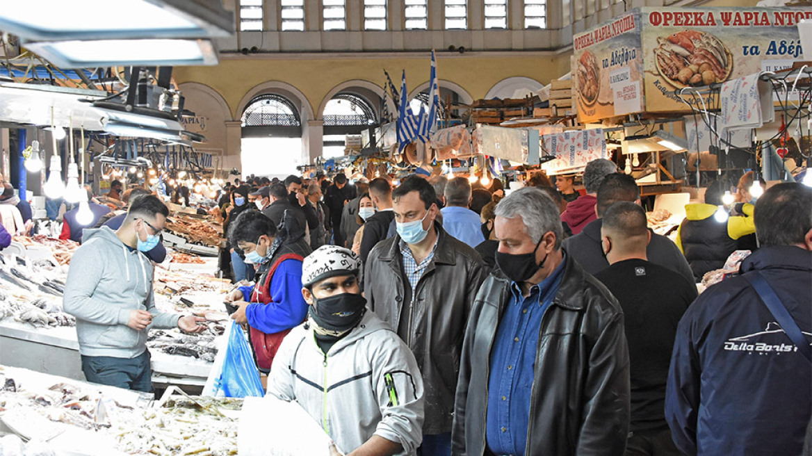 Καθαρά Δευτέρα: Ουρές και συνωστισμός στη Βαρβάκειο για τα ψώνια της τελευταίας στιγμής