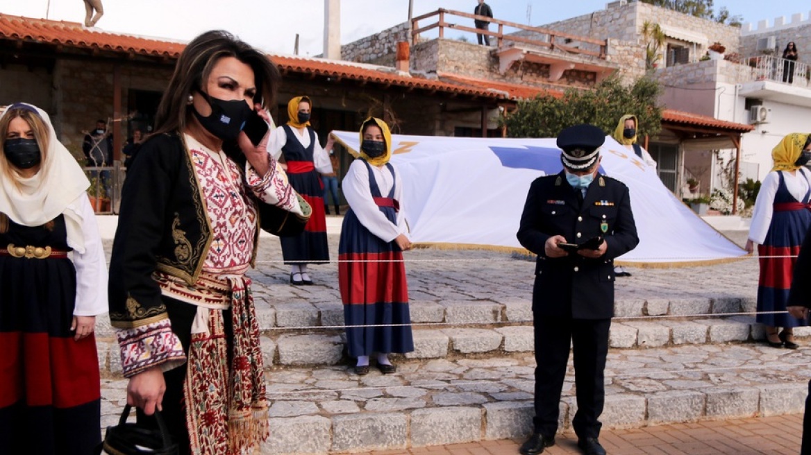 Η Γιάννα Αγγελοπούλου με παραδοσιακή ενδυμασία στη Μάνη