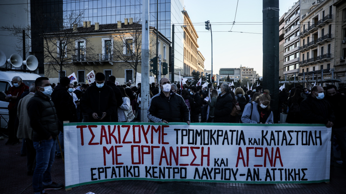 Τρεις διαδηλώσεις γύρω από το Σύνταγμα την πιο «μαύρη» μέρα της πανδημίας στη χώρα