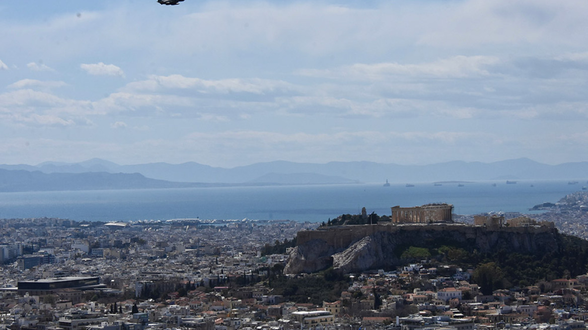 Πτήσεις μαχητικών και ελικοπτέρων πάνω από την Ακρόπολη για την παρέλαση της 25ης Μαρτίου - Δείτε βίντεο και φωτογραφίες