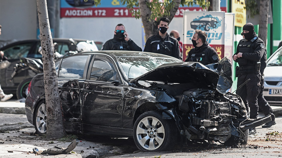 Αυτοκίνητο ξέφυγε από την πορεία του στη Λιοσίων στη διάρκεια καταδίωξης - Τέσσερις τραυματίες