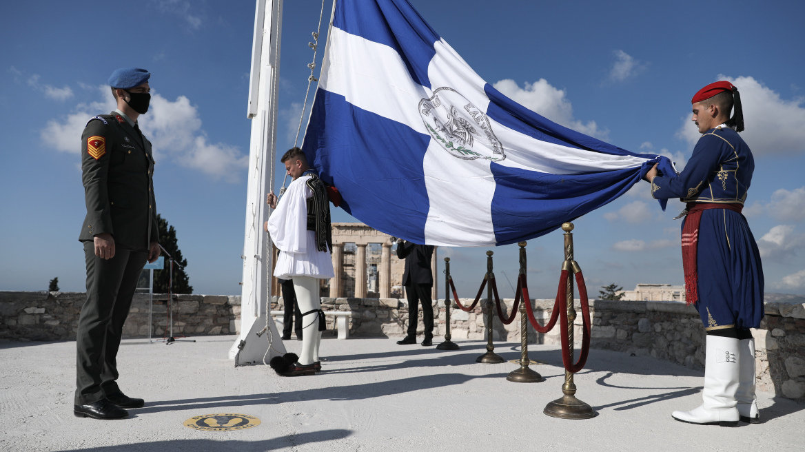 25η Μαρτίου: Στην επίσημη έπαρση της σημαίας στην Ακρόπολη η Κατερίνα Σακελλαροπούλου