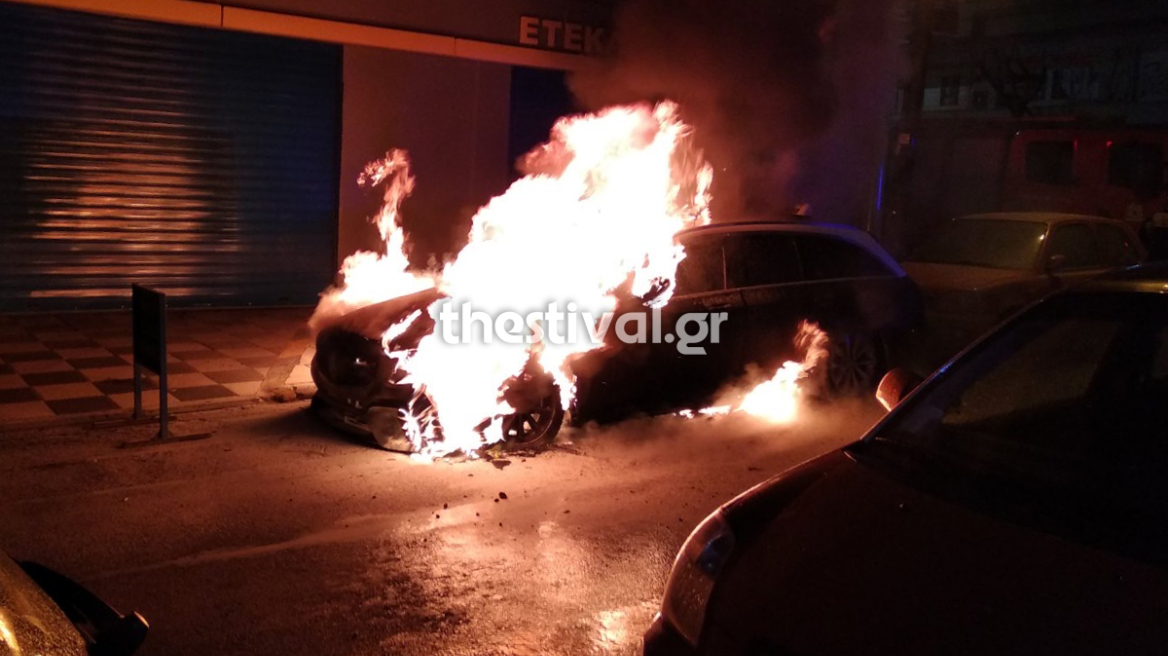 Θεσσαλονίκη: Φωτιά σε σταθμευμένο ταξί