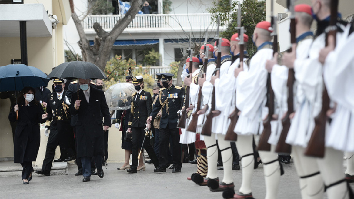 Επιθεώρηση της Προεδρικής Φρουράς από Σακελλαροπούλου και πρίγκιπα Κάρολο