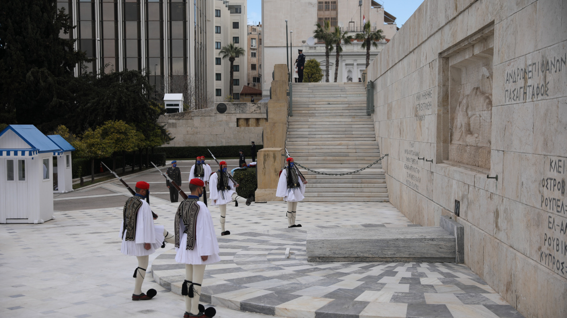 25η Μαρτίου: Οι καταθέσεις των στεφάνων στο Μνημείο του Άγνωστου Στρατιώτη