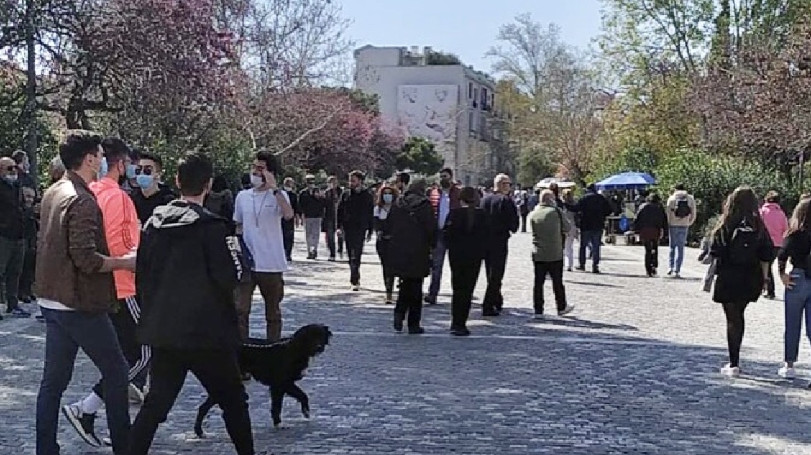 Lockdown: Εικόνες εποχών... προ κορωνοϊού στη Διονυσίου Αρεοπαγίτου - Για βόλτα οι Αθηναίοι στη «σκιά» της Ακρόπολης