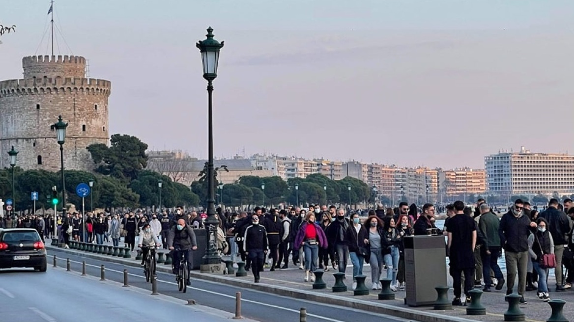 Θεσσαλονίκη: «Πατείς με πατώ σε» το απόγευμα στην Παραλία (Φωτογραφίες)