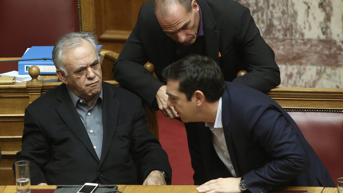 ΝΔ: Ο Τσίπρας να πάρει θέση για τις κατηγορίες Βαρουφάκη - Ο Δραγασάκης λειτουργούσε υπέρ συμφερόντων εταιρείας;