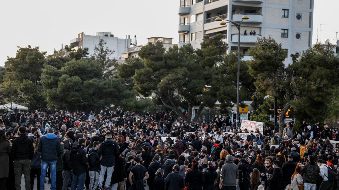 Νέα Σμύρνη: «Πηγή του κακού» οι συγκεντρώσεις για την αύξηση των κρουσμάτων