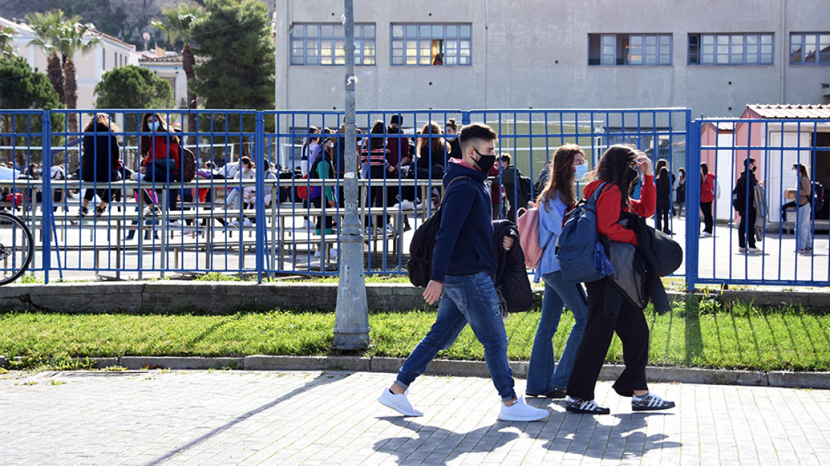 Σχολεία: Τι θα ισχύσει για εξετάσεις, παράταση, self test, voucher 