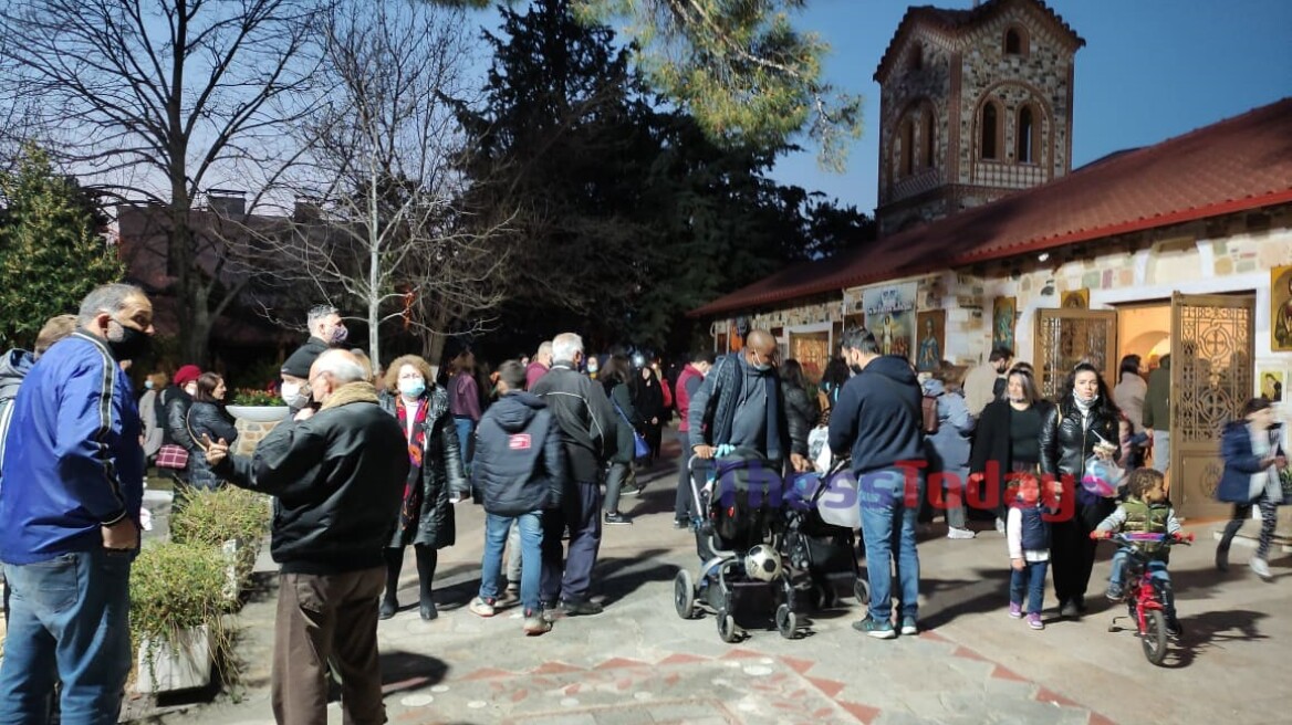 Θεσσαλονίκη: Εικόνες συνωστισμού έξω από εκκλησία λόγω... των Γ' Χαιρετισμών