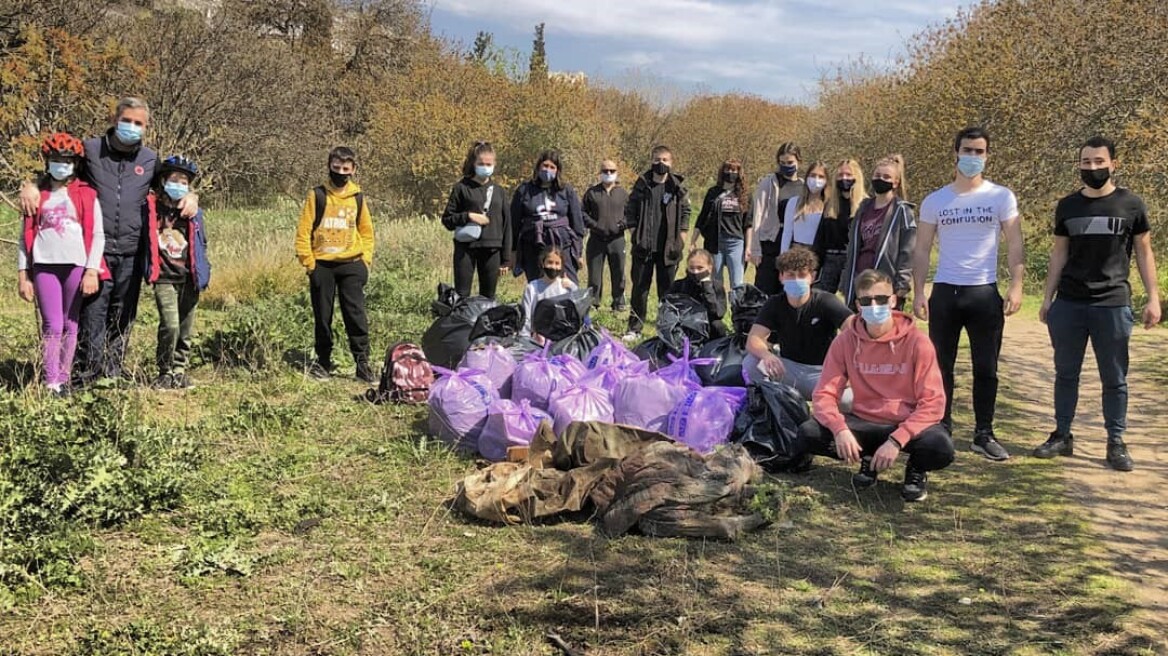 «The Cleaningans»: Οι νεαροί... χούλιγκανς της καθαριότητας «χτυπούν» όπου υπάρχουν σκουπίδια