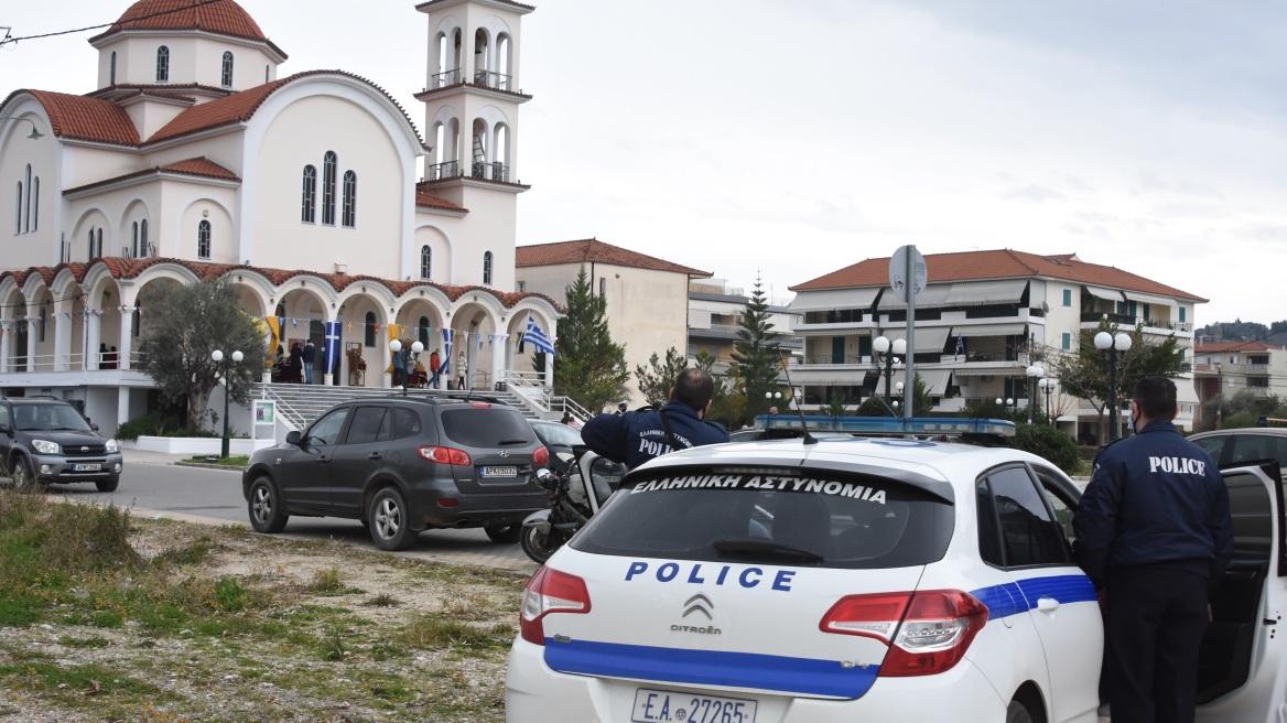 Απίστευτες εικόνες συνωστισμού σε κηδεία αρχιμανδρίτη στον Άγιο Στέφανο