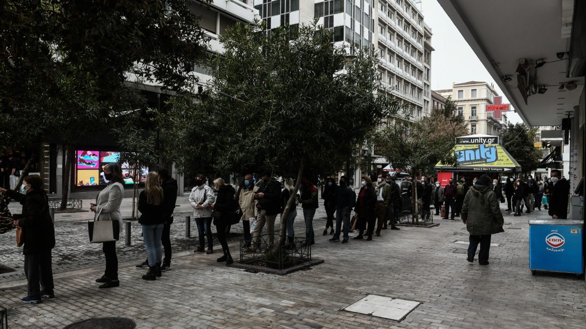 Rapid test: Τεράστια ουρά στην Ερμού για ένα τεστ 