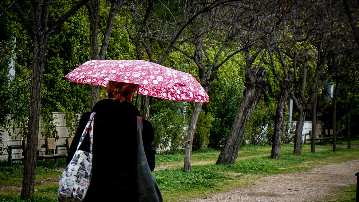 Καιρός: Βροχές στα δυτικά και βόρεια - Νέα ψυχρή εισβολή από το βράδυ