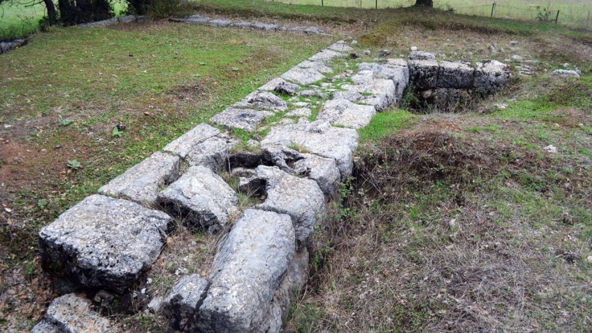 Καλάβρυτα: Αρχαιοκάπηλοι έκαναν λαθρανασκαφή σε αρχαίο νεκροταφείο