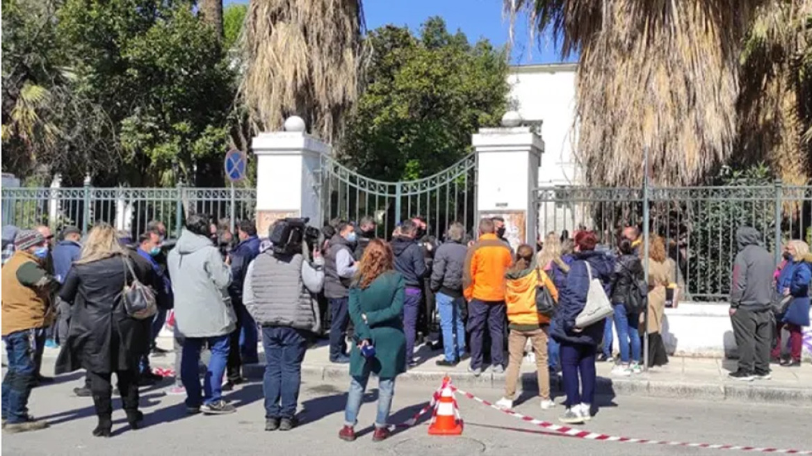 Φονικό στη Μακρινίτσα: Οργή έξω από τα δικαστήρια του Βόλου - «Φονιάς, φονιάς, σαπίστε τον»