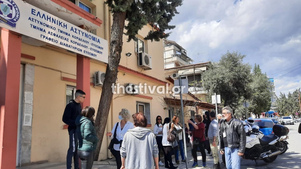 Ένταση στη Θεσσαλονίκη: Μαθητής δεν ήθελε να κάνει self test και η μητέρα του μήνυσε τον διευθυντή του σχολείου