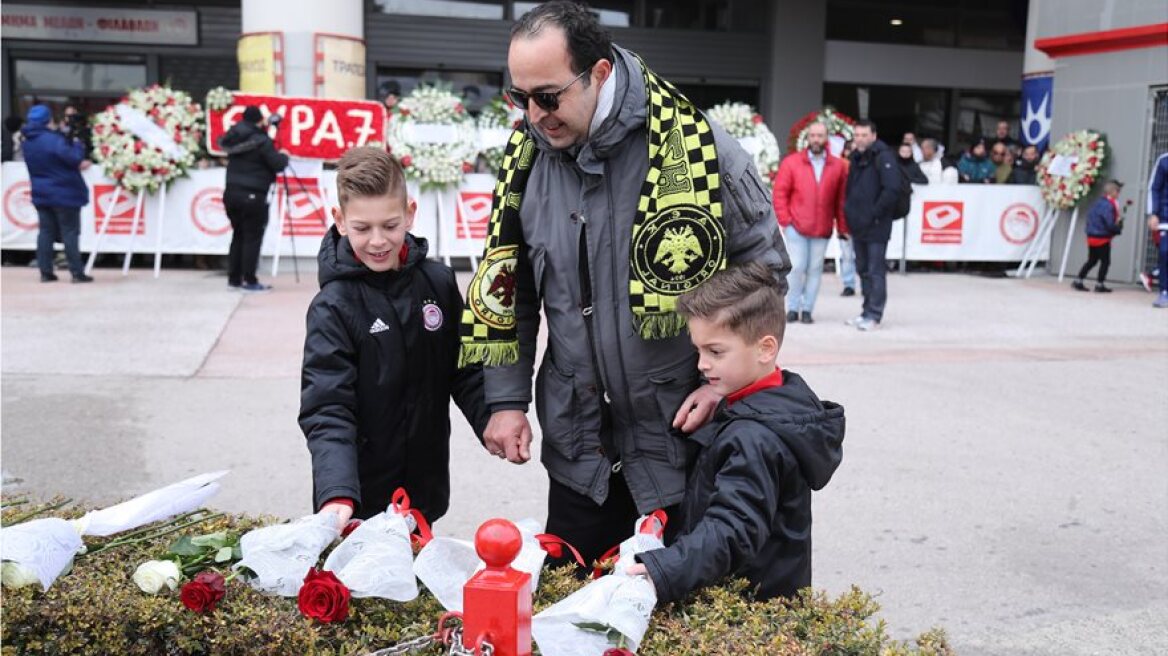 Ολυμπιακός: H συγκινητική ανάρτηση για τον πατέρα με το κασκόλ της ΑΕΚ που είχε τιμήσει τα θύματα της Θύρας 7 