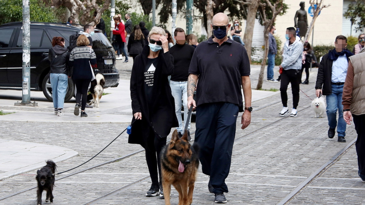 Οι πρώτες βόλτες της Χριστίνας Κοντοβά με τον Τζώνη Καλημέρη μετά την επιστροφή από την Ουγκάντα