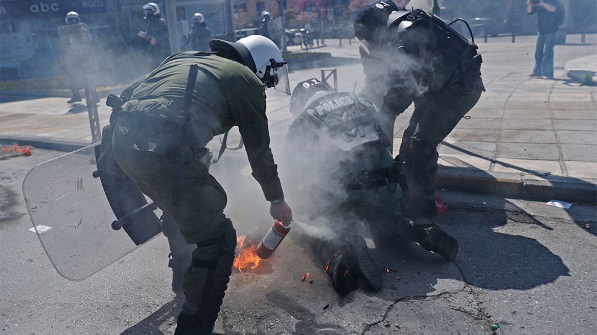 Θεσσαλονίκη: Αστυνομικός έσβησε τη φωτιά από το πόδι διαδηλωτή - Δείτε βίντεο