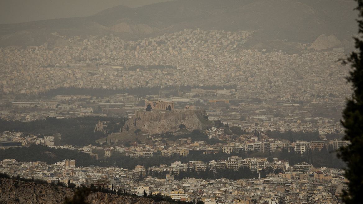 Καιρός: Βροχές και σκόνη με άνοδο της θερμοκρασίας στα νότια και πτώση στα βόρεια 