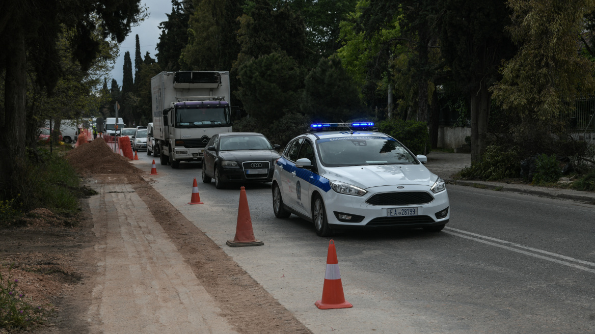 Νέα Ερυθραία: Πιθανότατα με καλάσνικοφ πυροβόλησαν οι δράστες κατά των αστυνομικών