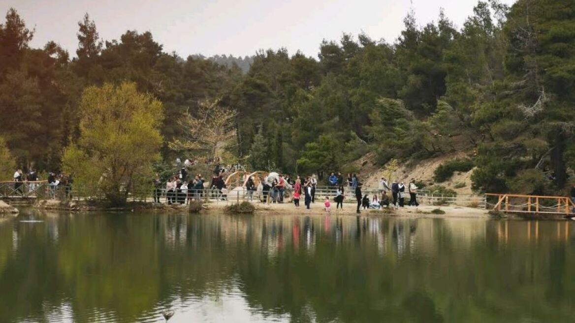 Ιπποκράτειος Πολιτεία: Πλήθος εκδρομέων στη λίμνη Μπελέτσι - Δείτε φωτογραφίες