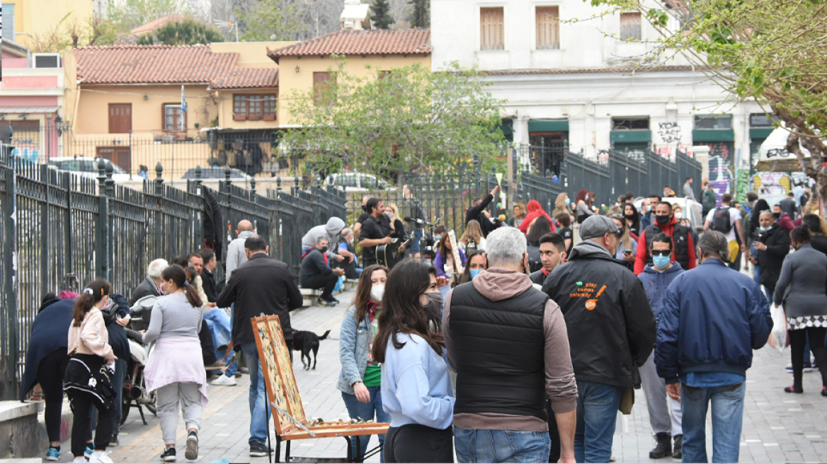 Το αδιαχώρητο σε Ερμού και Μοναστηράκι παρά τη συννεφιά και τα κλειστά μαγαζιά