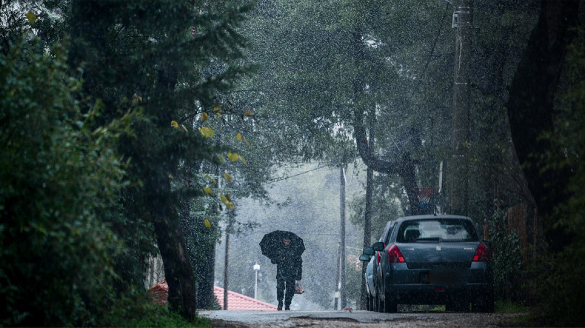 Απρόβλεπτος ο καιρός τη Δευτέρα: Ξανά λασποβροχές και καταιγίδες