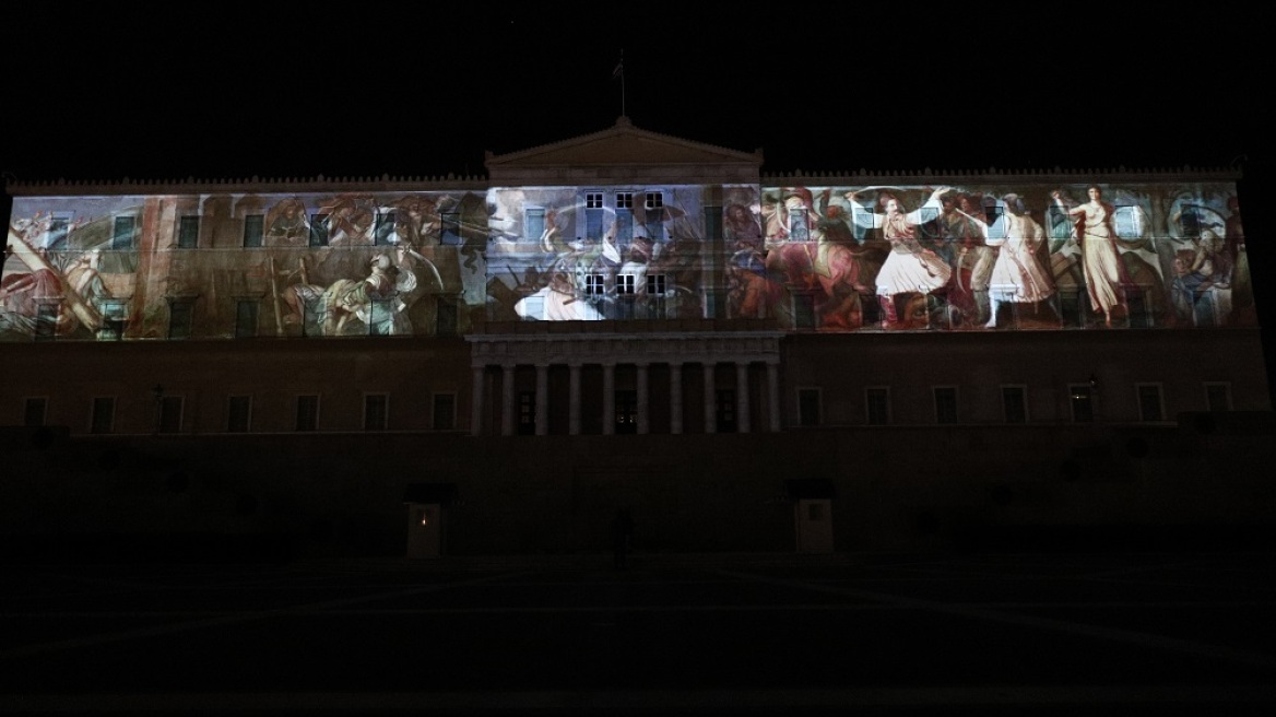 Φωταγωγήθηκε η Βουλή με τις μορφές της Ελληνικής Επανάστασης - Δείτε φωτογραφίες