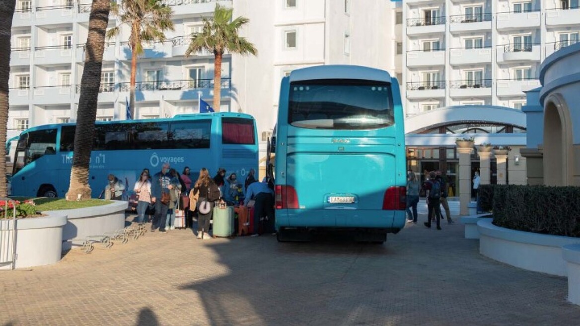 Ρόδος: Φεύγουν κι αφήνουν πίσω τους... ένα πανό στο μπαλκόνι οι 189 Ολλανδοί τουρίστες