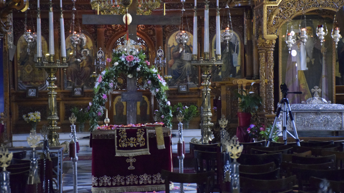 Με διπλή μάσκα και περιορισμό στον αριθμό των ατόμων οι εκκλησίες τη Μ.Εβδομάδα και το Πάσχα