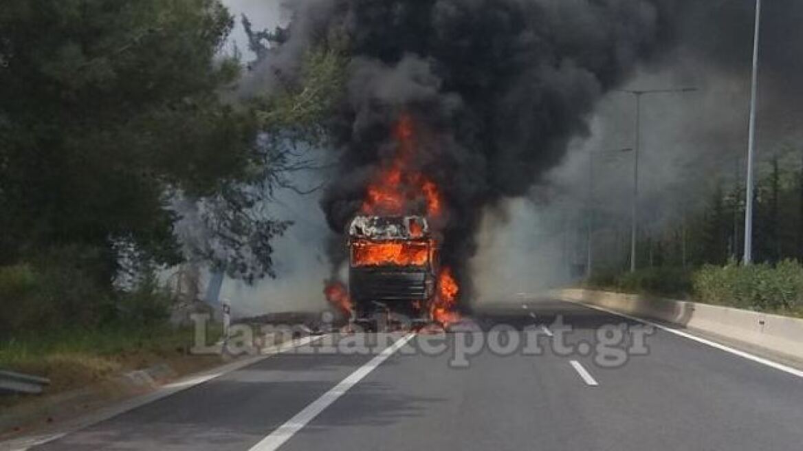 Λαμπάδιασε φορτηγό στην εθνική οδό Λαμίας - Θεσσαλονίκης - Δείτε βίντεο