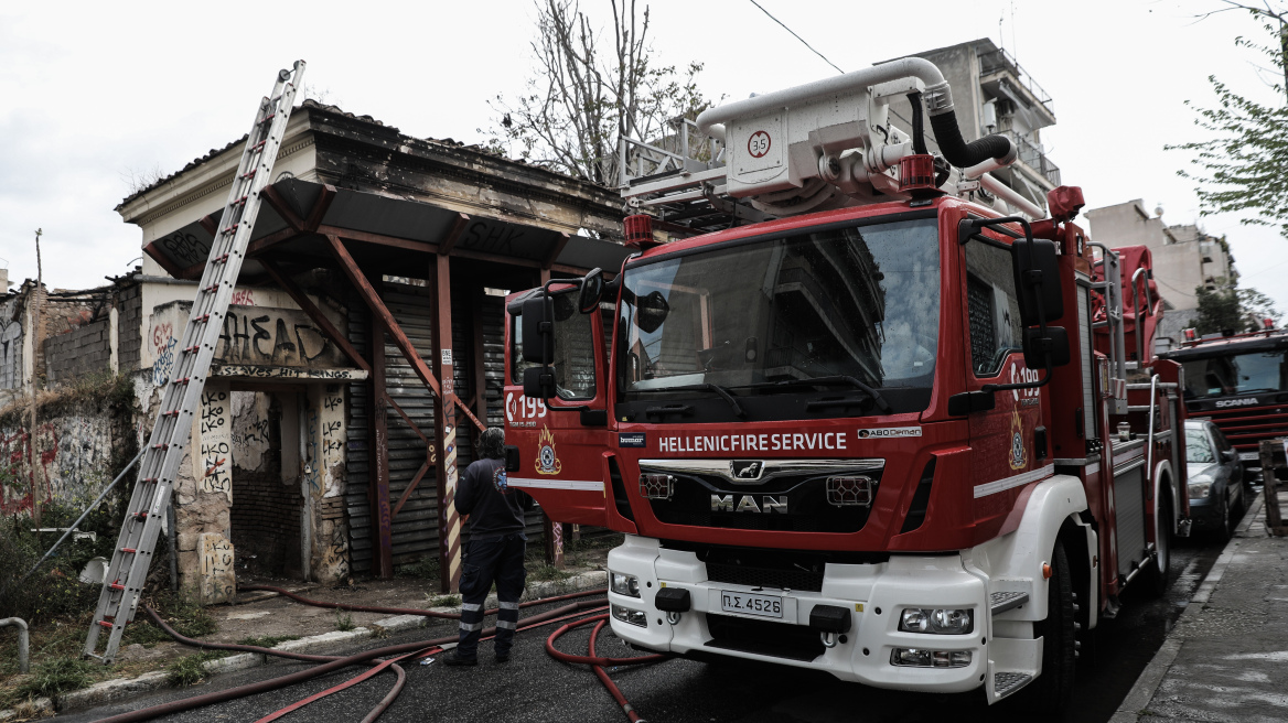 Φωτογραφίες: 18 πυροσβέστες έσβησαν πυρκαγιά σε εγκαταλελειμμένο κτήριο στο Μεταξουργείο 