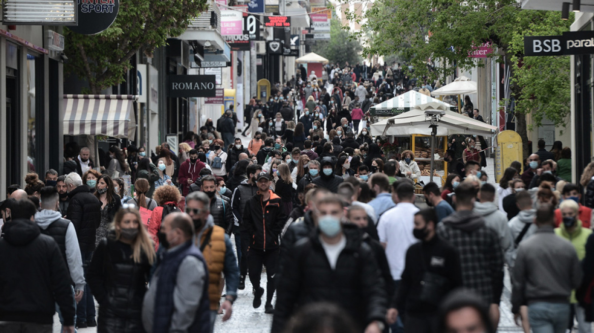 Αυξημένη η κίνηση στην Ερμού και τα εμπορικά κέντρα - Δείτε φωτογραφίες