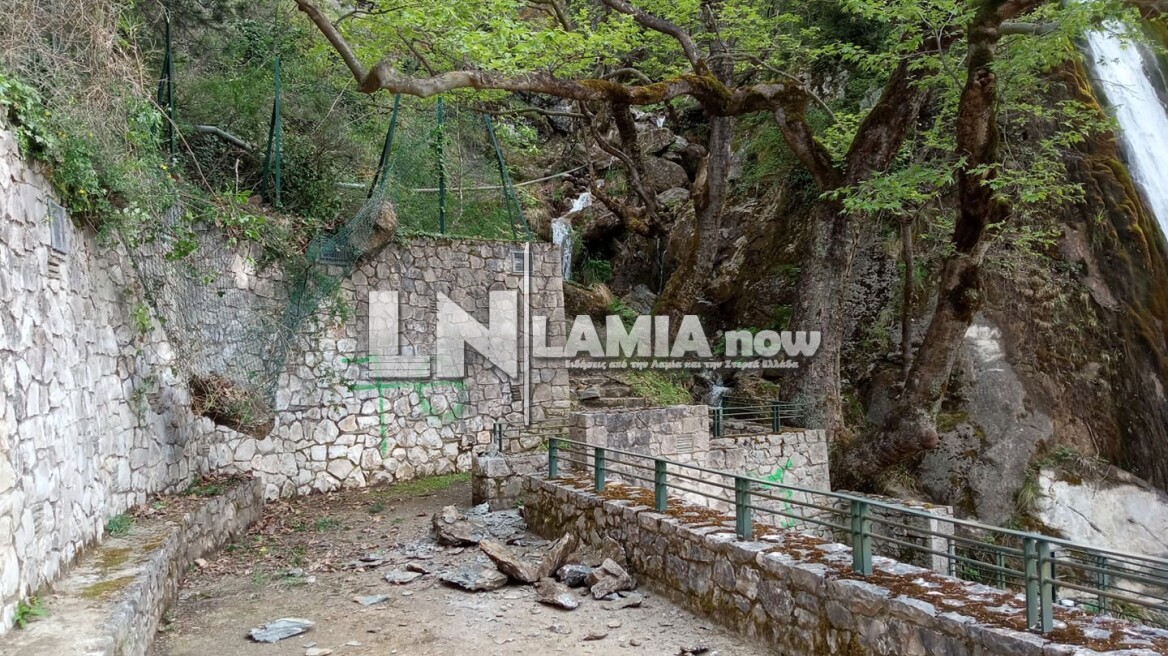 Φθιώτιδα: Μεγάλοι βράχοι έπεσαν δίπλα στον καταρράκτη της Υπάτης 