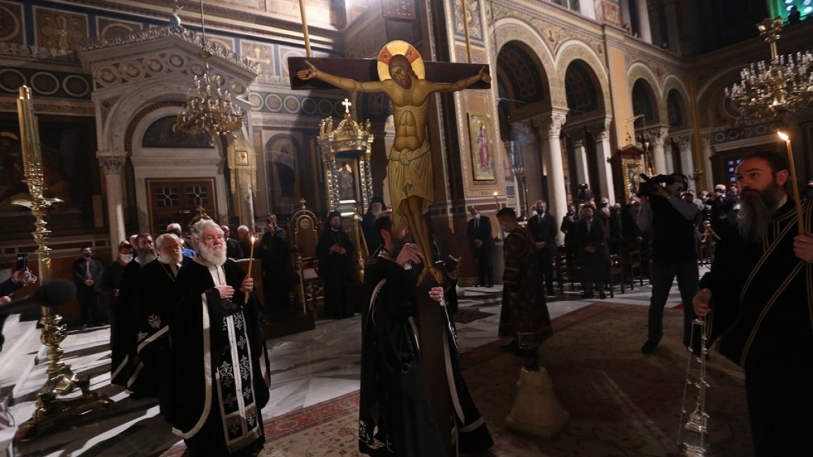 Φωτογραφίες: Σε κλίμα κατάνυξης η Ακολουθία των Αγίων Παθών στη Μητρόπολη Αθηνών