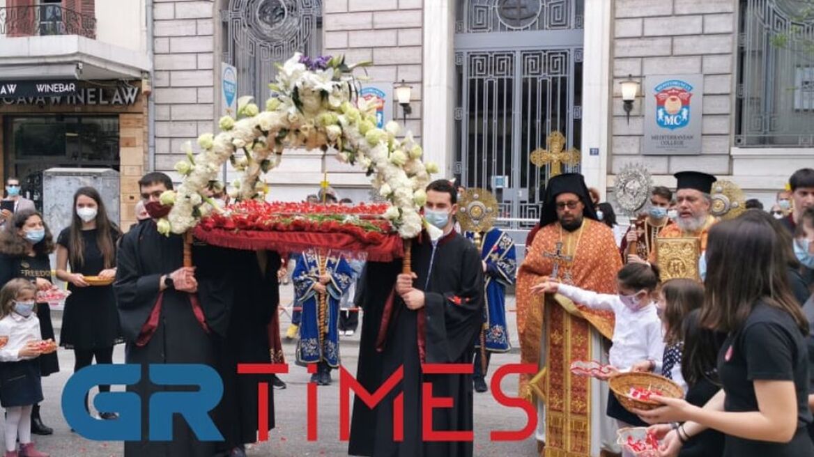 Θεσσαλονίκη: Πέντε λεπτά κράτησε η περιφορά του Επιταφίου στον Ναό Αγίου Μηνά – Δείτε φωτογραφίες