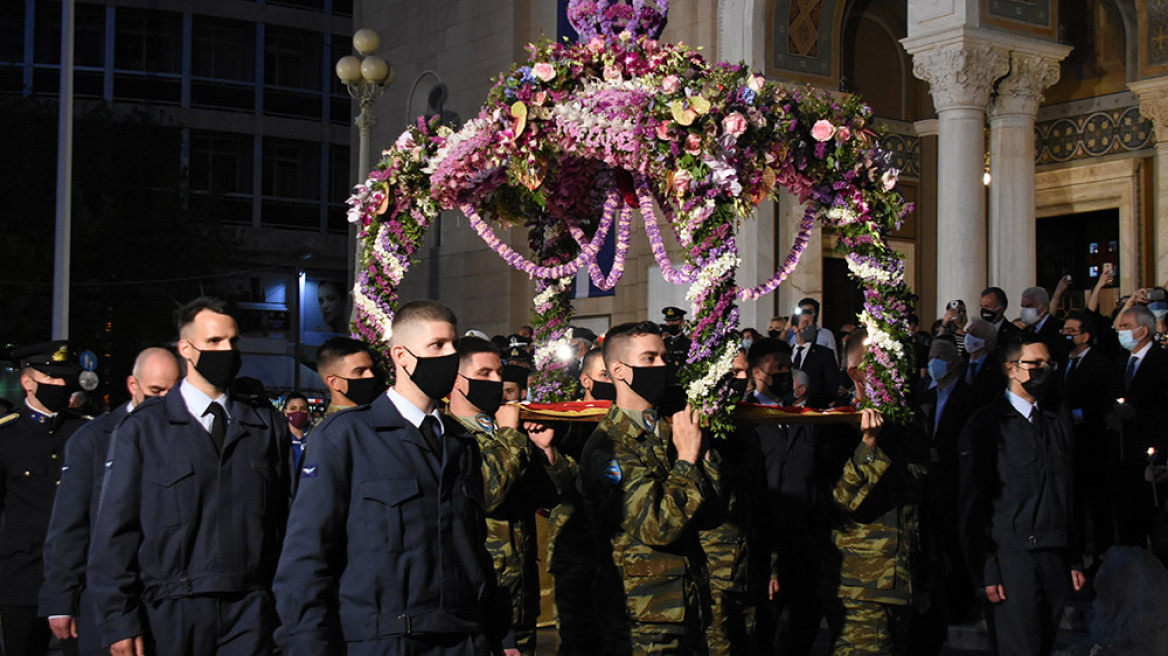 Μεγάλη Παρασκευή: Με κεράκια και μάσκες οι πιστοί στην ακολουθία του Επιταφίου