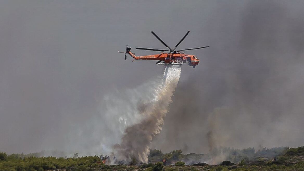 Υπό μερικό έλεγχο η φωτιά στο Λαύριο Αττικής	